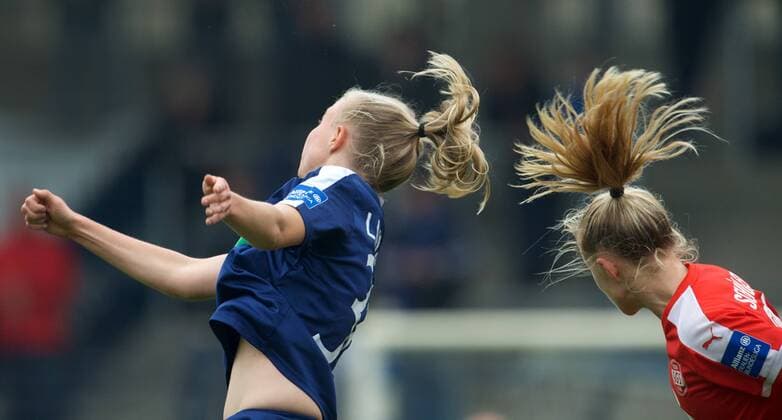 Fussball Frauen 1.Bundesliga 15.10.2016 Potsdam Karl Liebknecht Stadion 1 FFC Turbine Potsdam geg SGS Essen 2 : 0 Laura LINDNER 38 Turbine geg Lea SCHUELLER ( SCHÜLLER ) 24