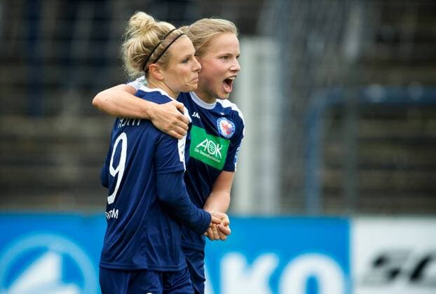 Fussball Frauen 1.Bundesliga 15.10.2016 Potsdam Karl Liebknecht Stadion 1 FFC Turbine Potsdam geg SGS Essen 2 : 0 2 : 0 Torjubel Torschuetzin Svenja HUTH 9 Turbine mit Tabea KEMME 21 Turbine dahinter