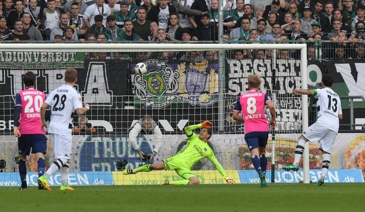 15.10.2016, Fussball GER, 1. Bundesliga Saison 2016 2017, 7. Spieltag, Borussia Moenchengladbach - Hamburger SV, Lars Stindl (Borussia Moenchengladbach), re., vergibt gegen Torwart Rene Adler, Rene Adler (Hamburger SV) den zweiten Elfmeter und trifft nur die Torlatte