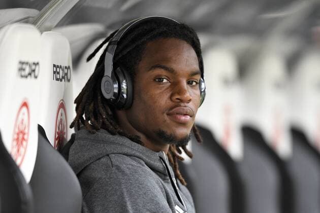 15.10.2016, Fussball 1.Bundesliga 2016 2017, 7.Spieltag, Eintracht Frankfurt - FC Bayern München, in der Commerzbank-Arena Frankfurt Main. Renato Sanches (Bayern München) vor dem Spiel auf der Bank. 