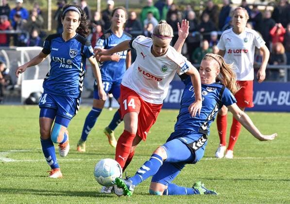 16.10.2016, xblx, Fussball 1.Bundesliga Damen, 1.FFC Frankfurt - USV Jena, emspor, v.l. Dolores Isabel Jacome da Silva (USV Jena), Jackie Groenen (1.FFC Frankfurt), Claudia van den Heiligenberg (USV Jena) Frankfurt am Main