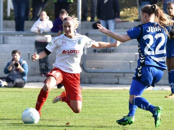 16.10.2016, xblx, Fussball 1.Bundesliga Damen, 1.FFC Frankfurt - USV Jena, emspor, v.l. Jackie Groenen (1.FFC Frankfurt), Claudia van den Heiligenberg (USV Jena) Frankfurt am Main