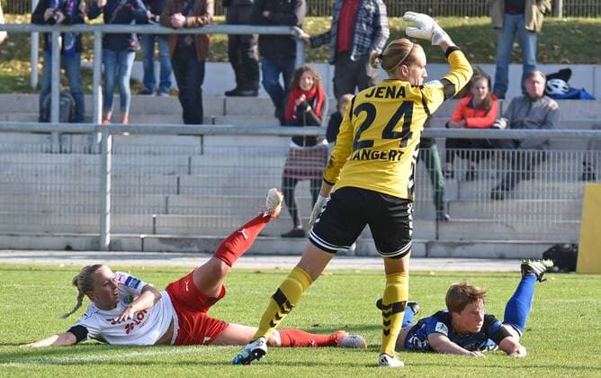 16.10.2016, xblx, Fussball 1.Bundesliga Damen, 1.FFC Frankfurt - USV Jena, emspor, v.l. Mandy Islacker (1.FFC Frankfurt), Kathrin Laengert (USV Jena), Susann Utes (USV Jena) Frankfurt am Main