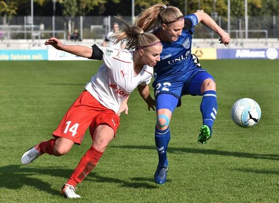 16.10.2016, xblx, Fussball 1.Bundesliga Damen, 1.FFC Frankfurt - USV Jena, emspor, v.l. Jackie Groenen (1.FFC Frankfurt), Claudia van den Heiligenberg (USV Jena) Frankfurt am Main