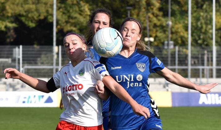 16.10.2016, xblx, Fussball 1.Bundesliga Damen, 1.FFC Frankfurt - USV Jena, emspor, v.l. Jackie Groenen (1.FFC Frankfurt), Claudia van den Heiligenberg (USV Jena) Frankfurt am Main