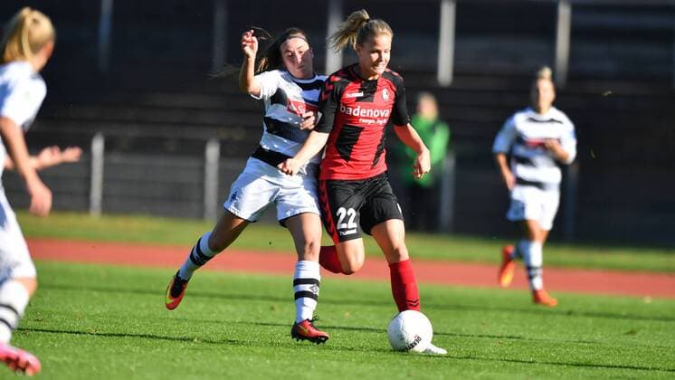 Zweikampf Kelly Simons (Borussia Mönchengladbach) (11) mit Lena Petermann (SC Freiburg) (22), Allianz Frauen-Bundesliga : Borussia Mönchengladbach - SC Freiburg, xmkx