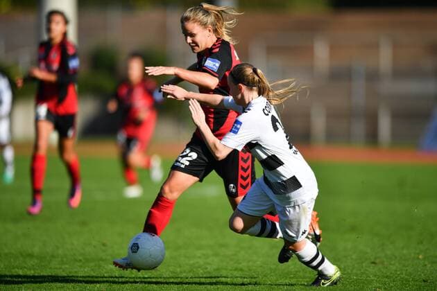 Zweikampf Lena Petermann (SC Freiburg) Carolin Corres (Borussia Mönchengladbach) (24), Allianz Frauen-Bundesliga : Borussia Mönchengladbach - SC Freiburg, xmkx