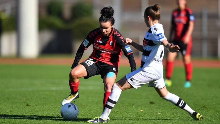 Zweikampf Lina Maria Magull (SC Freiburg) (16) mit Mona Lohmann (Borussia Mönchengladbach) (7), Allianz Frauen-Bundesliga : Borussia Mönchengladbach - SC Freiburg, xmkx