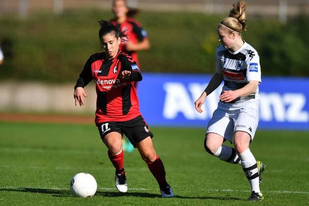 Hasret Kayikci (SC Freiburg) (11) im Vorwärtslauf Zweikampf Nadja Kleinikel (Borussia Mönchengladbach) (8), Allianz Frauen-Bundesliga : Borussia Mönchengladbach - SC Freiburg, xmkx