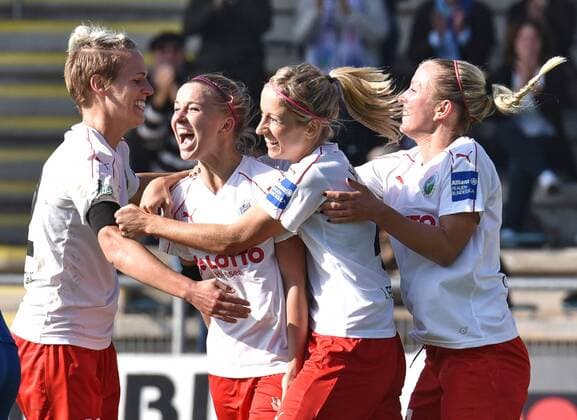 16.10.2016, xblx, Fussball 1.Bundesliga Damen, 1.FFC Frankfurt - USV Jena, emspor, v.l. Sophie Schmidt (1. FFC Frankfurt), Jackie Groenen (1.FFC Frankfurt), Kathrin Hendrich (1.FFC Frankfurt), Mandy Islacker (1.FFC Frankfurt), Goal scored, Tor zum 2:1, celebrate the goal, Torjubel Frankfurt am Main