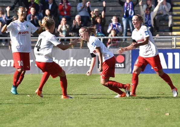 16.10.2016, xblx, Fussball 1.Bundesliga Damen, 1.FFC Frankfurt - USV Jena, emspor, v.l. Yuki Nagasato (1.FFC Frankfurt), Kathrin Hendrich (1.FFC Frankfurt), Jackie Groenen (1.FFC Frankfurt), Mandy Islacker (1.FFC Frankfurt), Goal scored, Tor zum 2:1, celebrate the goal, Torjubel Frankfurt am Main