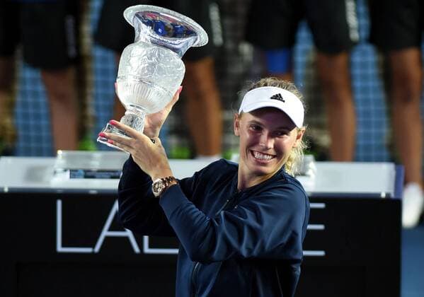 (161016) -- HONG KONG, Oct. 16, 2016 -- Caroline Wozniacki of Denmark celebrates with the trophy during the awarding ceremony for the women s singles final at the WTA Tennis Damen Hong Kong Open tennis tournament in Hong Kong, south China, Oct. 16, 2016. Caroline Wozniacki claimed the title by beating Kristina Mladenovic of France with 2-1. )(wll) (SP)CHINA-HONG KONG-TENNIS-WTA-HONG KONG OPEN-SINGLES-FINAL (CN) LoxPingxFai 