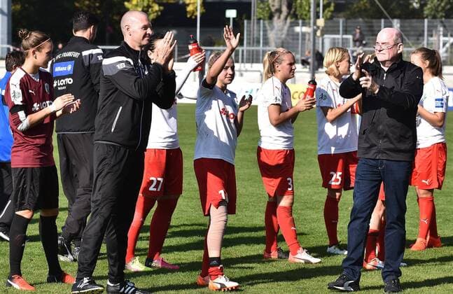16.10.2016, xblx, Fussball 1.Bundesliga Damen, 1.FFC Frankfurt - USV Jena, emspor, v.l. Trainer Matt Ross (1.FFC Frankfurt), Jackie Groenen (1.FFC Frankfurt), Manager Siegfried Dietrich (1.FFC Frankfurt), Team bedankt sich bei den Fans Frankfurt am Main