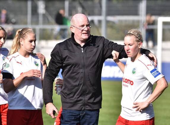 16.10.2016, xblx, Fussball 1.Bundesliga Damen, 1.FFC Frankfurt - USV Jena, emspor, v.l. Jackie Groenen (1.FFC Frankfurt), Manager Siegfried Dietrich (1.FFC Frankfurt), Marith Priessen (1.FFC Frankfurt) Frankfurt am Main