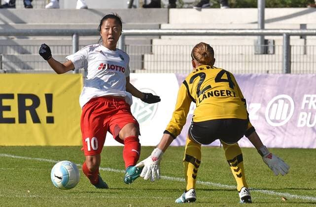 16.10.2016, xblx, Fussball 1.Bundesliga Damen, 1.FFC Frankfurt - USV Jena, emspor, v.l. Yuki Nagasato (1.FFC Frankfurt), Kathrin Laengert (USV Jena) Frankfurt am Main