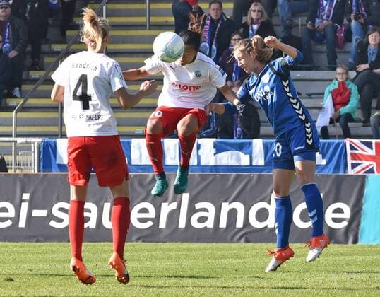 16.10.2016, xblx, Fussball 1.Bundesliga Damen, 1.FFC Frankfurt - USV Jena, emspor, v.l. Kathrin Hendrich (1.FFC Frankfurt), Yuki Nagasato (1.FFC Frankfurt), Anna Weiss (USV Jena) Frankfurt am Main
