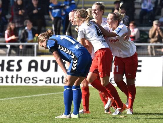 16.10.2016, xblx, Fussball 1.Bundesliga Damen, 1.FFC Frankfurt - USV Jena, emspor, v.l. Jackie Groenen (1.FFC Frankfurt), Goal scored, Tor zum 2:1, celebrate the goal, Torjubel Frankfurt am Main