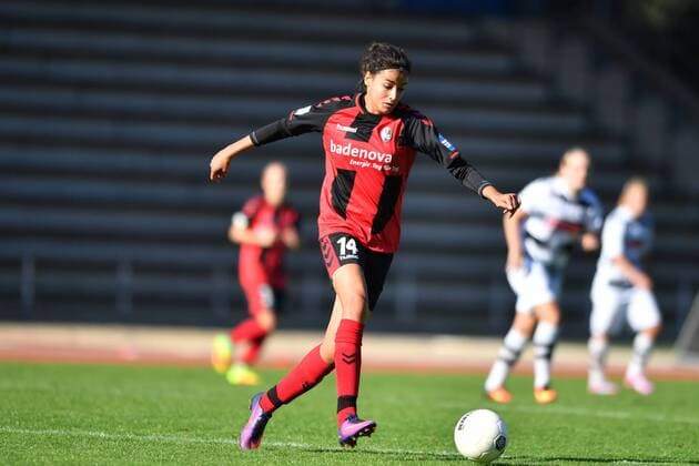 Cinzia Zehnder (SC Freiburg) (14) im Vorwärtslauf mit Ball in Aktion, in Action, Allianz Frauen-Bundesliga : Borussia Mönchengladbach - SC Freiburg, xmkx