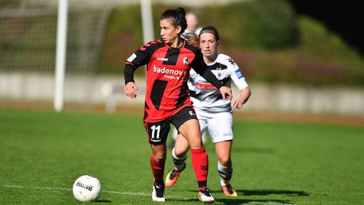 Hasret Kayikci (SC Freiburg) (11) gewinnt Zweikampf gegen Kelly Simons (Borussia Mönchengladbach) (11) in Aktion, in Action, Allianz Frauen-Bundesliga : Borussia Mönchengladbach - SC Freiburg, xmkx