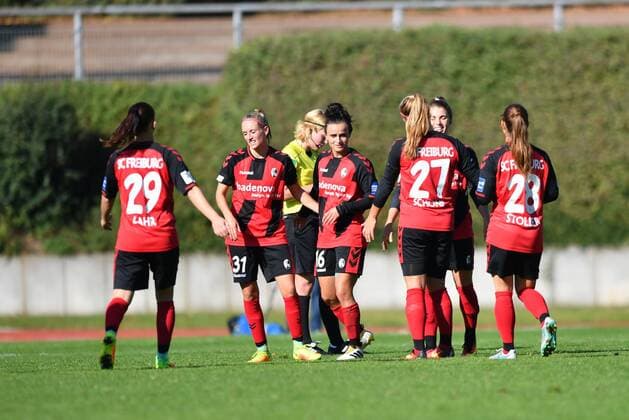 Jubel, Freuen, celebrate, happy, cheer , Goal Celebration SC Freiburg nach dem 0:4 gegen Borussia Mönchengladbach, Allianz Frauen-Bundesliga : Borussia Mönchengladbach - SC Freiburg, xmkx