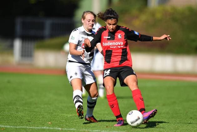 Zweikampf Kerstin Bogenschütz (Borussia Mönchengladbach) (15) mit Cinzia Zehnder (SC Freiburg) (14) ballführend, Allianz Frauen-Bundesliga : Borussia Mönchengladbach - SC Freiburg, xmkx