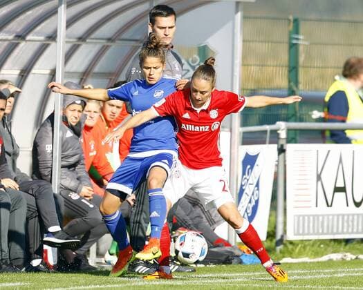 SC Sand - FC Bayern München Laura FEIERSINGER, SC Sand - Gina LEWANDOWSKI, FCB, Aktion quer, unter Beoabachtung von Thomas WOERLE (WÖRLE), Trainer FCB, Fußball, Frauen, Allianz-Frauen-Bundesliga Saison 2016 2017