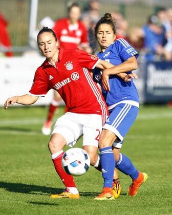 SC Sand - FC Bayern München Gina LEWANDOWSKI, FCB - Laura FEIERSINGER, SC Sand, Aktion hoch, Fußball, Frauen, Allianz-Frauen-Bundesliga Saison 2016 2017