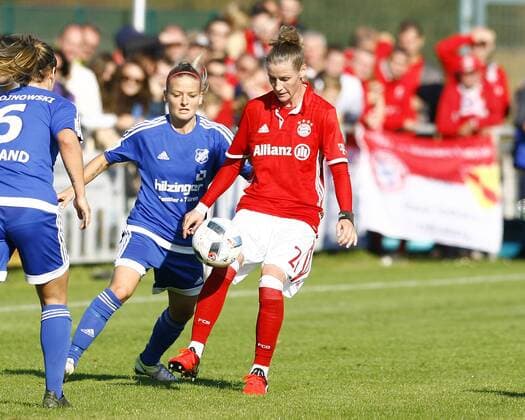 SC Sand - FC Bayern München Isabelle MEYER, SC Sand - Simone LAUDEHR, FCB, Aktion quer, Fußball, Frauen, Allianz-Frauen-Bundesliga Saison 2016 2017