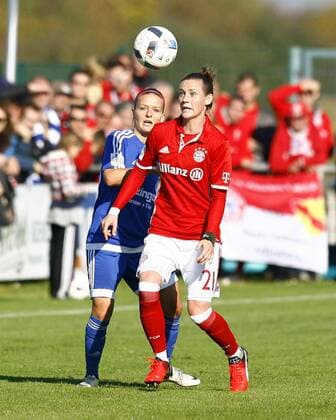 SC Sand - FC Bayern München Isabelle MEYER, SC Sand - Simone LAUDEHR, FCB, Aktion hoch, Fußball, Frauen, Allianz-Frauen-Bundesliga Saison 2016 2017