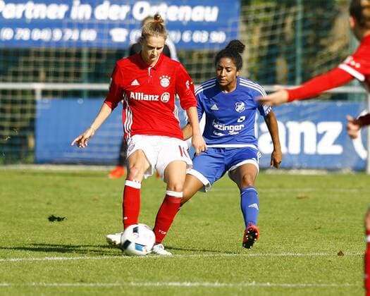 SC Sand - FC Bayern München Vivianne MIEDEMA, FCB - Chioma Nisa IGWE, SC Sand, Aktion quer, Fußball, Frauen, Allianz-Frauen-Bundesliga Saison 2016 2017