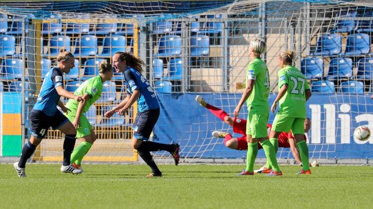 v.li.: Torschützin Kristin Demann (TSG, 4) und Fabienne Dongus (TSG, 33) jubeln über das Tor zum 1:0, Jubel, Torjubel, Torerfolg, celebrate the goal, goal, celebration, Jubel ueber das Tor, optimistisch, Action, Aktion, Fussball, Allianz Frauen-Bundesliga, TSG 1899 Hoffenheim - VfL Wolfsburg, xozx