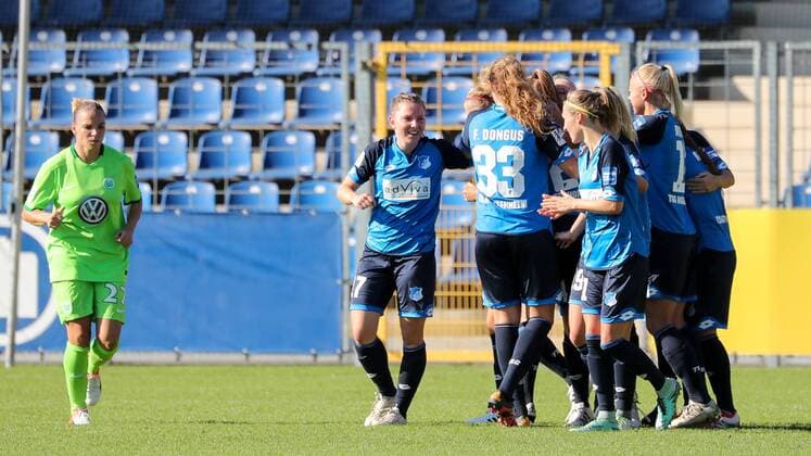 Spielerinnen der TSG 1899 Hoffenheim jubeln über das Tor zum 1:0, Jubel, Torjubel, Torerfolg, celebrate the goal, goal, celebration, Jubel ueber das Tor, optimistisch, Action, Aktion, Fussball, Allianz Frauen-Bundesliga, TSG 1899 Hoffenheim - VfL Wolfsburg, xozx