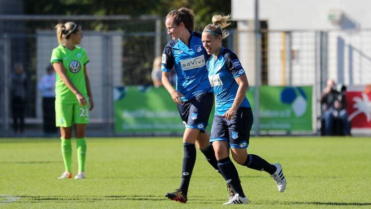 v.li.: Fabienne Dongus (TSG, 33) und Torschützun Kristin Demann (TSG, 4) jubeln über das Tor zum 1:0, Jubel, Torjubel, Torerfolg, celebrate the goal, goal, celebration, Jubel ueber das Tor, optimistisch, Action, Aktion, Fussball, Allianz Frauen-Bundesliga, TSG 1899 Hoffenheim - VfL Wolfsburg, xozx