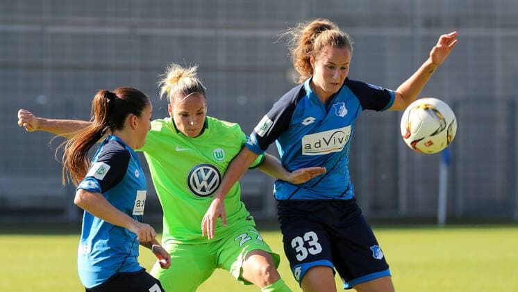v.li.: Martina Moser (TSG, 7), Isabel Kerschowski (Wolfsburg, 27), Fabienne Dongus (TSG, 33), Zweikampf, Duell, duel, tackle, tackling, Dynamik, Action, Aktion, Fussball, Allianz Frauen-Bundesliga, TSG 1899 Hoffenheim - VfL Wolfsburg, xozx