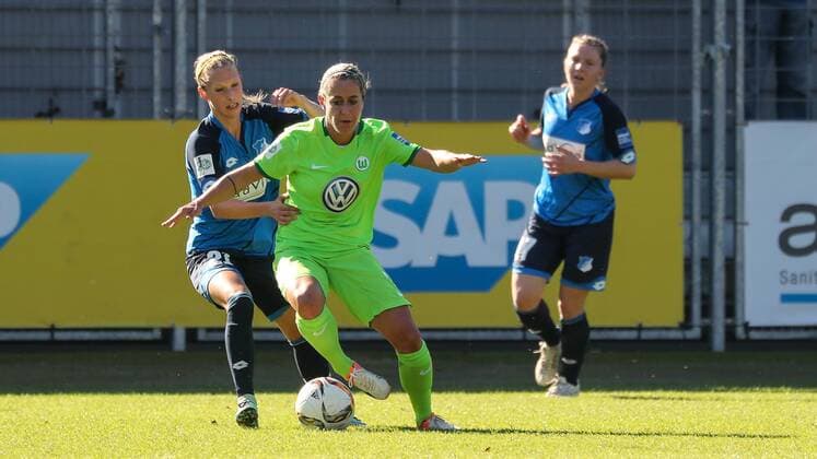 v.li.: Leonie Pankratz (TSG, 21), Anna Blässe (Anna Blaesse, Wolfsburg, 9), Zweikampf, Duell, duel, tackle, tackling, Dynamik, Action, Aktion, Fussball, Allianz Frauen-Bundesliga, TSG 1899 Hoffenheim - VfL Wolfsburg, xozx