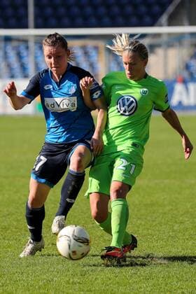 v.li.: Emily Evels (TSG, 17), Lara Dickenmann (Wolfsburg, 21), Zweikampf, Duell, duel, tackle, tackling, Dynamik, Action, Aktion, Fussball, Allianz Frauen-Bundesliga, TSG 1899 Hoffenheim - VfL Wolfsburg, xozx