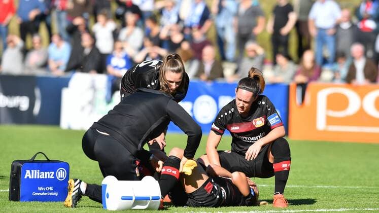 Verletzung Nina Ehegötz (Bayer 04 Leverkusen) (11) - Behandlung auf dem Platz, Allianz Frauen-Bundesliga : MSV Duisburg - Bayer 04 Leverkusen, xmkx