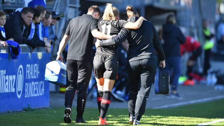 wird verletzt vom Spielfeld gebracht Nina Ehegötz (Bayer 04 Leverkusen) (11), Allianz Frauen-Bundesliga : MSV Duisburg - Bayer 04 Leverkusen, xmkx