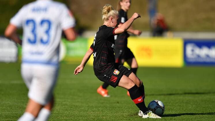 Torschuss zum 0:1 für Bayer Leverkusen Merle Barth (Bayer 04 Leverkusen) (9), Allianz Frauen-Bundesliga : MSV Duisburg - Bayer 04 Leverkusen, xmkx