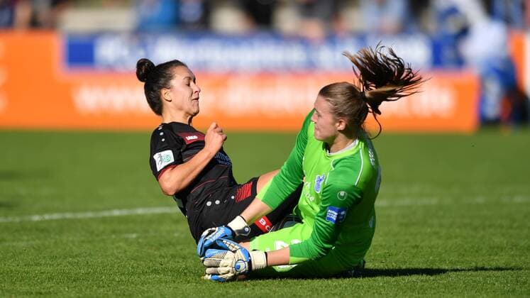 Lena Nuding (MSV Duisburg) (23) kann Francesca Weber (Bayer 04 Leverkusen) (21) stoppen, Allianz Frauen-Bundesliga : MSV Duisburg - Bayer 04 Leverkusen, xmkx