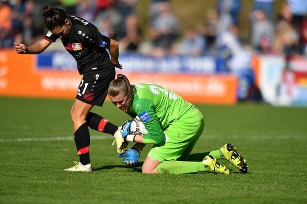 Lena Nuding (MSV Duisburg) (23) kann Francesca Weber (Bayer 04 Leverkusen) (21) stoppen, Allianz Frauen-Bundesliga : MSV Duisburg - Bayer 04 Leverkusen, xmkx