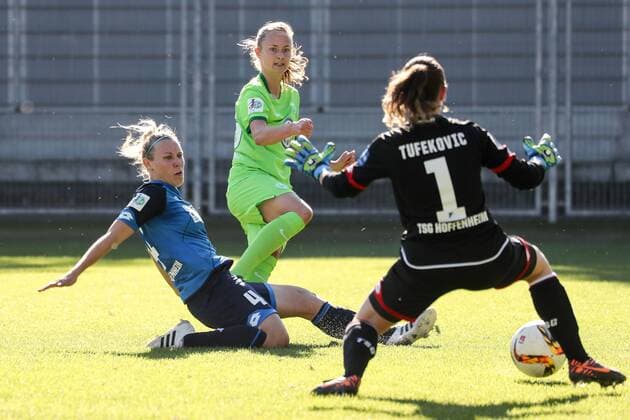 v.li.: Kristin Demann (TSG, 4), Caroline Graham Hansen (Wolfsburg, 26), Martina Tufekovic (Torwart, TSG, 1), Torchance, Fussball, Allianz Frauen-Bundesliga, TSG 1899 Hoffenheim - VfL Wolfsburg, xozx