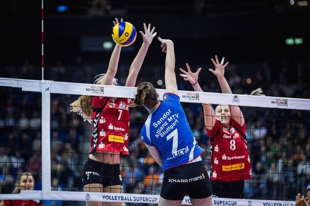 Berlin, Deutschland, 16.10.2016: Volleyball Supercup 2016 - Dresdener SC - Allianz MTV Stuttgart. Renata Sandor (Stuttgart 7) gegen den Block aus Dominika Strumilo (Dresden 7) und Barbora Purchartova (Dresden 8)