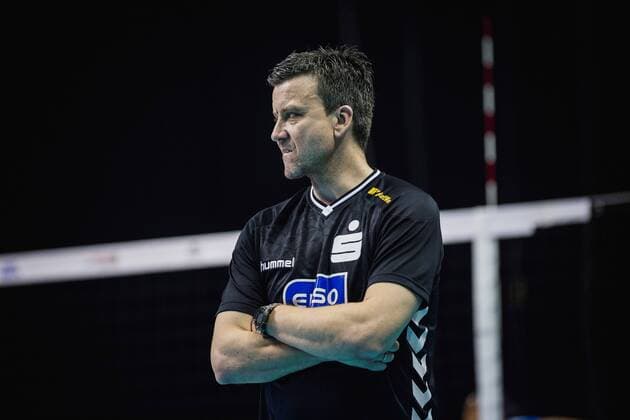 Berlin, Deutschland, 16.10.2016: Volleyball Supercup 2016 - Dresdener SC - Allianz MTV Stuttgart. Trainer Alexander Waibl (Dresden)