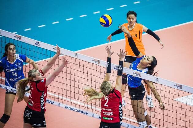 Berlin, Deutschland, 16.10.2016: Volleyball Supercup 2016 - Dresdener SC - Allianz MTV Stuttgart. Nia Grant (Stuttgart 17) gegen den Block aus Jennifer Cross (Dresden 12) und Mareen Apitz (Dresden 2)