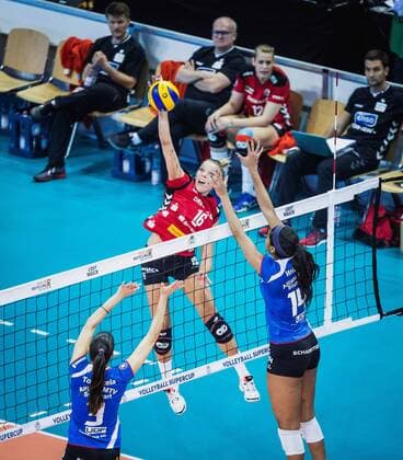 Berlin, Deutschland, 16.10.2016: Volleyball Supercup 2016 - Dresdener SC - Allianz MTV Stuttgart. Katharina Schwabe (Dresden 16) gegen den Block aus Micheli Tomazela Pissinato (Stuttgart 3) und Aiyana Whitney (Stuttgart 14)