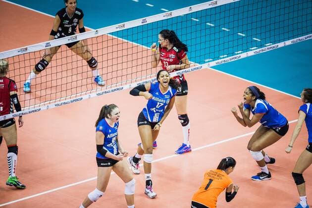 Berlin, Deutschland, 16.10.2016: Volleyball Supercup 2016 - Dresdener SC - Allianz MTV Stuttgart. Jubel Stuttgart v.li. Michaela Mlejnkova (Stuttgart 16), Nia Grant (Stuttgart 17), Elizabeth Ann Mc Mahon (Dresden 14)