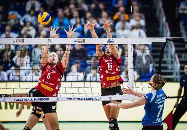 Berlin, Deutschland, 16.10.2016: Volleyball Supercup 2016 - Dresdener SC - Allianz MTV Stuttgart. Renata Sandor (Stuttgart 7) gegen den Block aus Barbora Purchartova (Dresden 8) und Katharina Schwabe (Dresden 16)