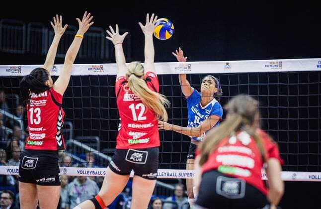Bilder des Tages - SPORT Berlin, Deutschland, 16.10.2016: Volleyball Supercup 2016 - Dresdener SC - Allianz MTV Stuttgart. Aiyana Whitney (Stuttgart 14) gegen den Block aus Eva Hodanova (Dresden 13) und Jennifer Cross (Dresden 12)