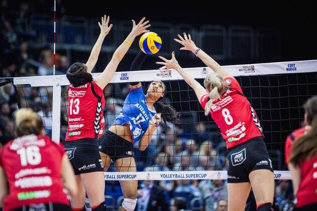 Berlin, Deutschland, 16.10.2016: Volleyball Supercup 2016 - Dresdener SC - Allianz MTV Stuttgart. Nia Grant (Stuttgart 17) gegen den Block aus Eva Hodanova (Dresden 13) und Barbora Purchartova (Dresden 8)
